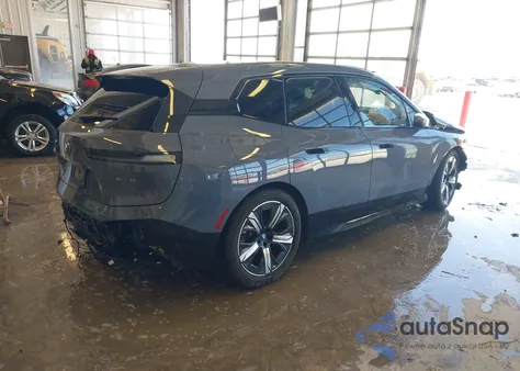 2025 BMW Ix xDrive50 z USA, uszkodzony, nr VIN WB523CF02SCU39836